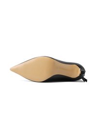 Scarpa nera con tacco alto, punta affusolata e tomaia in pelle liscia. La suola è di un beige a contrasto con una leggera texture e dettagli di branding.