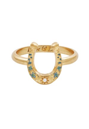 Anillo de oro con pieza central en forma de herradura, decorado con flores azules y una pequeña perla blanca incrustada en un diseño de sol.
