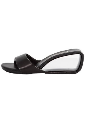 Sandalo con tacco a cuneo nero, superiore in pelle liscia, design con cinturini attorcigliati e tacco angolare trasparente. Soletta piatta con texture minima.