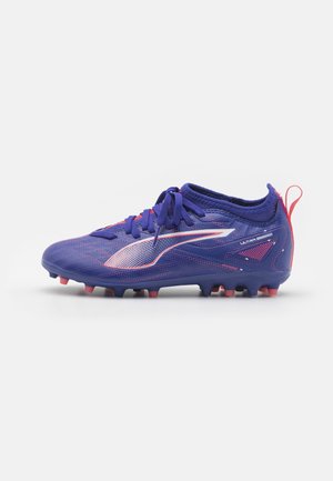 Puma ULTRA 5 MATCH MG JR UNISEX - Botines de fútbol para terreno firme - lapis lazuli/white/sunset glow