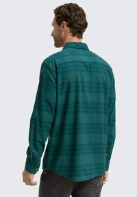 Groen geruite blouse met lange mouwen van zachte stof, met een standaardkraag en knoopmanchetten, getoond vanuit de achterkant.