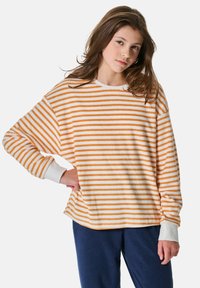 Langärmliges, gestreiftes Oberteil in Orange und Weiß, aus weichem Material. Mit Rundhalsausschnitt und gerippten Bündchen, kombiniert mit navyfarbenen Hosen.