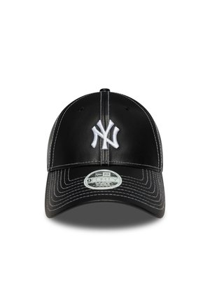 Musta nahast pesapallimüts, millel on valge tikandiga "NY" logo, kontrastne valge õmblus ja kumer äär.