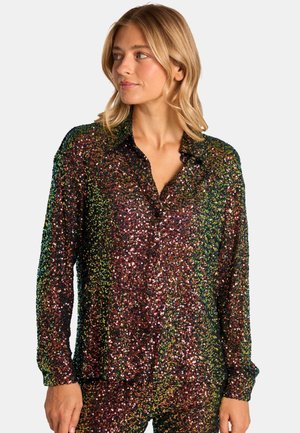 Camisa de lentejuelas brillante con diseño de botones, que presenta un cuello extendido, mangas largas y un brillo multicolor en tonos de verde, rojo y dorado.