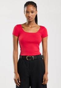 - T-shirt basic