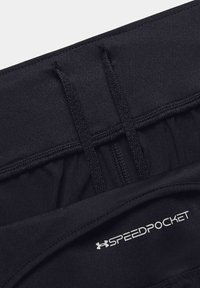 Melnas sporta šortus ar plakanu jostasvietu un iekšējām auklām, uz priekšpuses ar Under Armour SpeedPocket logotipu. Gluda tekstūras audums.