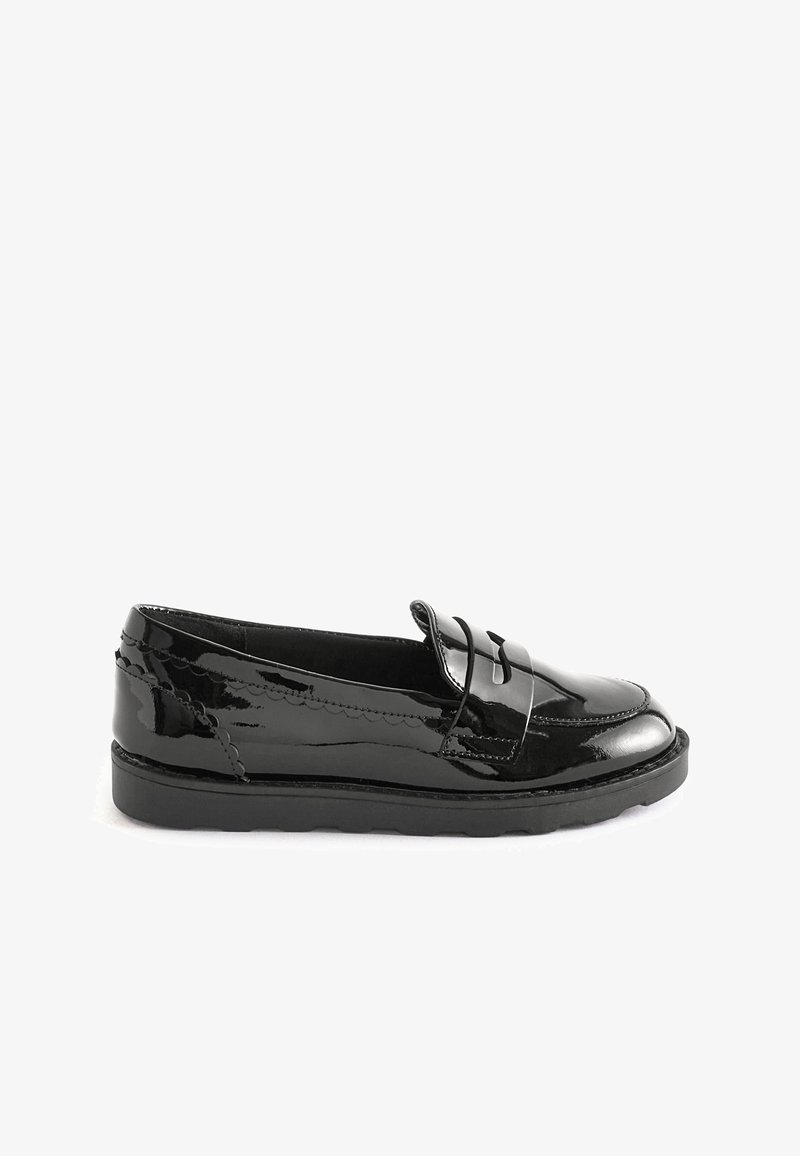 Mocassins en cuir verni noir avec un bout rond, une sangle décorative et des détails de couture subtils sur la tige et la semelle. Semelle plate en caoutchouc.