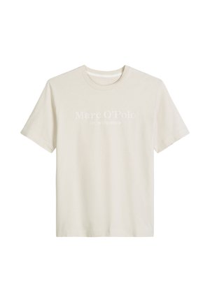 T-shirt beige à manches courtes et col rond avec l'inscription "Marc O'Polo EST. IN STOCKHOLM" imprimée de manière discrète au centre devant.