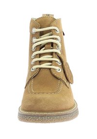 Stivaletto alla caviglia in suede beige con lacci bianchi, punta rotonda, cuciture a contrasto e suola testurizzata. Cinghia laterale con dettaglio logo.