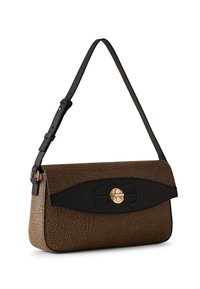 Borsa in pelle marrone con texture, pannello in accentato nero, hardware dorato e una lunga tracolla regolabile. Presenta una chiusura decorativa sulla parte anteriore.