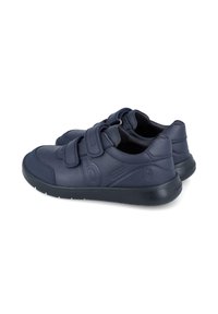 Zapatos de cuero azul marino con correas de velcro, diseño redondeado, acentos texturizados y una suela de goma adecuada para uso casual.