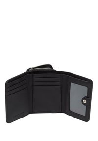 Czarny skórzany portfel z wieloma przegródkami na karty, przezroczystym okienkiem na dowód tożsamości oraz zamykaną na zamek kieszonką. Charakteryzuje się gładką fakturą i zapięciem na zatrzask.