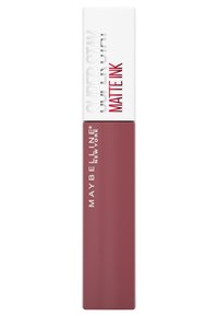 Rouge à lèvres liquide Maybelline Super Stay Matte Ink dans un tube rectangulaire bourgogne avec un capuchon blanc, arborant une inscription en relief et le logo de la marque.