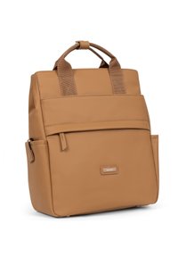 Zaino in ecopelle color tan con finitura strutturata, dotato di due manici superiori, una tasca frontale e una tasca laterale per ulteriore spazio di stoccaggio.