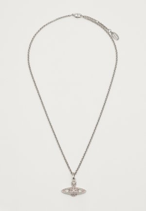 Sølv kæd necklace med en vedhæng med et cirkulært design, prydet med små lyserøde ædelstene og fine detaljer.