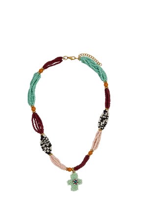 Wielobarwny naszyjnik z koralików z sekcjami turkusowych, bordowych, różowych, czarnych i białych koralików, z zielonym krzyżykiem z koralików jako zawieszką.