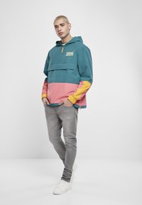 Starter Neperpučiamoji striukė - green/yellow/pink