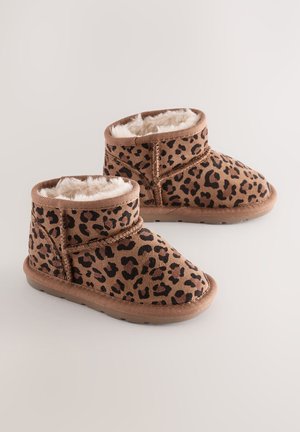 Braune Wildleder-Stiefeletten mit Leopardenmuster, Kunstpelzfutter und Gummisohle mit abgerundetem Zehenbereich und gesteppter Verzierung.