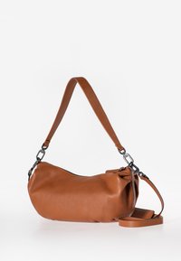 Bruine leren handtas met een texture oppervlak, een gebogen vorm, en een afneembare schouderriem. Voorzien van zwarte accessoires en een ritsluiting aan de bovenkant.