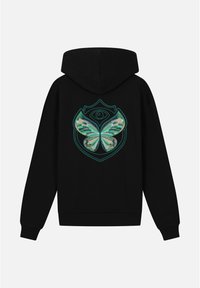 Zwarte hoodie met een grote groene en blauwe vlinderafbeelding op de rug, omrand door een geometrisch schild en oogontwerp.