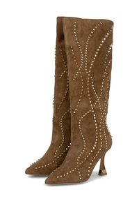 Botas de ante marrón hasta la rodilla con puntas afiladas, adornadas con líneas curvadas de tachuelas metálicas y un pequeño tacón transparente.