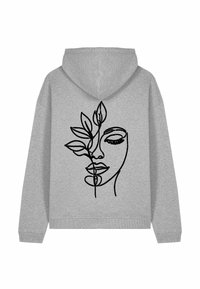 Szürke kapucnis pulóver, amelyen egy fekete vonalrajz grafika látható, amely egy levelekkel összefonódó arcot ábrázol, kiemelve a minimalista dizájnt és a puha textúrát.