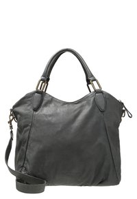 Szara skórzana torba na ramię z podwójnymi uchwytami u góry i odpinanym paskiem na ramię. Posiada teksturowaną powierzchnię i metalowe akcenty.