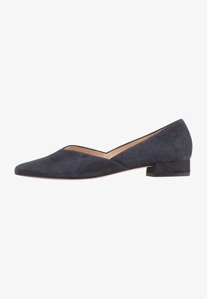 Chaussure en cuir suédé bleu marine foncé avec un bout pointu et un petit talon carré. Présente une découpe en V sur les côtés pour un design moderne.