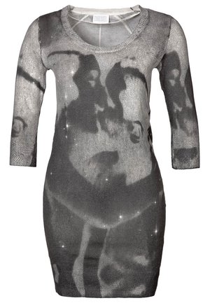 Robe en tricot avec un design monochrome agrémenté de paillettes, un col rond et des manches trois-quarts. Texture douce avec une silhouette ajustée.