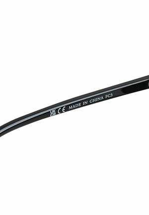 Czarne okulary przeciwsłoneczne w gładkiej oprawie. Napis zawiera "WYPRODUKOWANE W CHINACH" oraz znak CE. Zaokrąglone zauszniki dla komfortowego dopasowania.