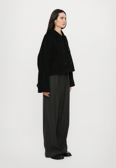 CLOSED CROPPED TRENCH - Nyári dzseki - black