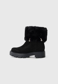 Sorte ankelstøvler i ruskind med en faux fur kant. Har en tykk, teksturert sort såle og dekorativ snor med metalliske detaljer.