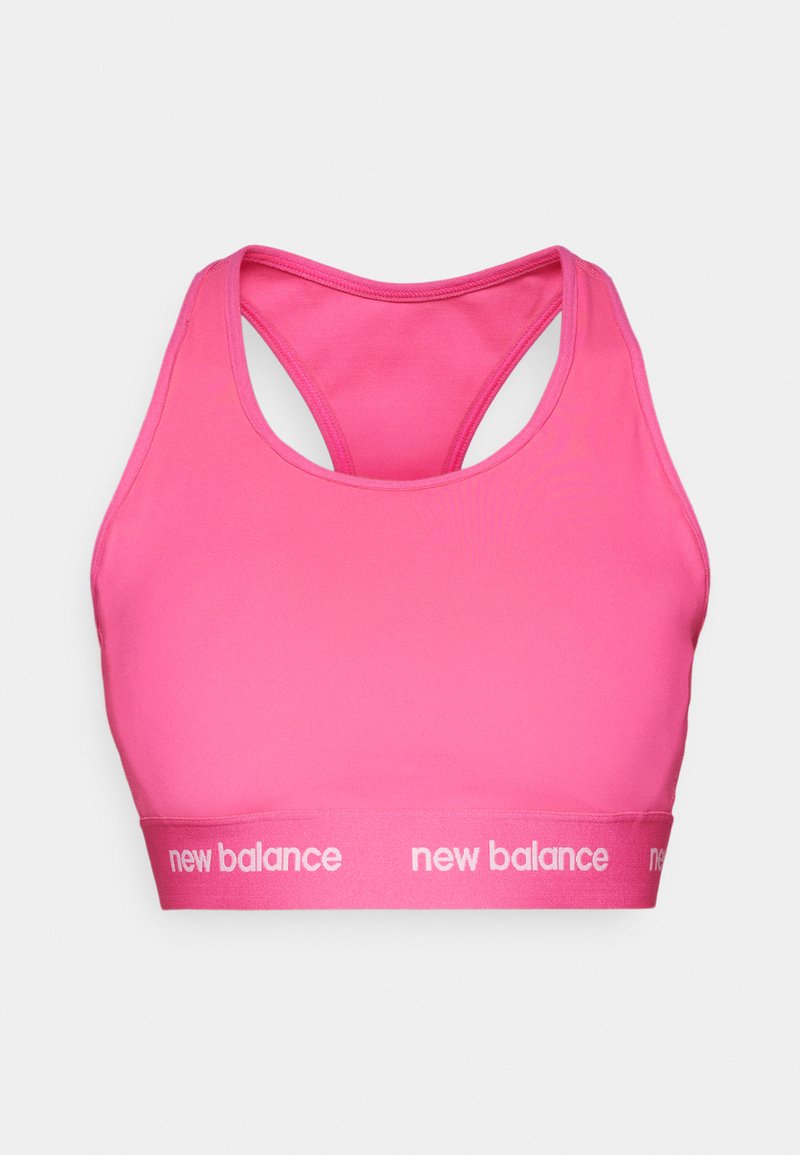 Sujetador deportivo rosa con diseño de tirantes en la espalda. Fabricado con un material suave que presenta una banda texturizada con "new balance" en letras blancas.
