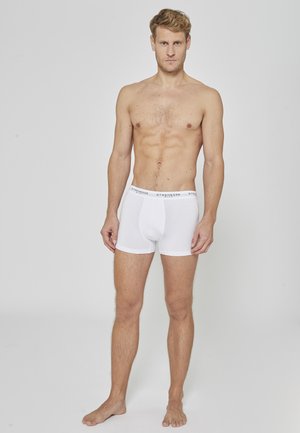 Boxer bianchi in cotone con un design aderente, dotati di una cintura elastica con il nome del marchio "STRENESSE" in lettere nere.