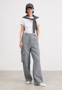Tommy Jeans ESSENTIAL LOGO - Marškinėliai su spaudiniu - white