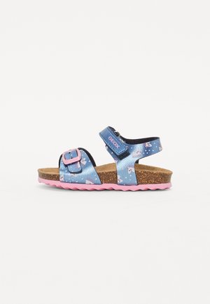Chinelos metálicos azuis com estampado de unicórnios, palmilha em cortiça, sola rosa, tiras ajustáveis com fivela e detalhes texturizados nas tiras.