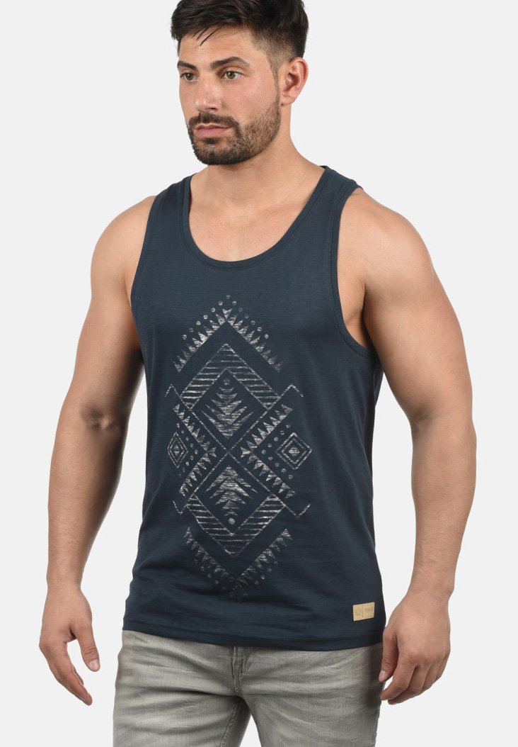 Navyblaues Tanktop aus weichem Stoff, mit einem geometrischen Silberdruck auf der Vorderseite und einem kleinen Logotag am Saum.
