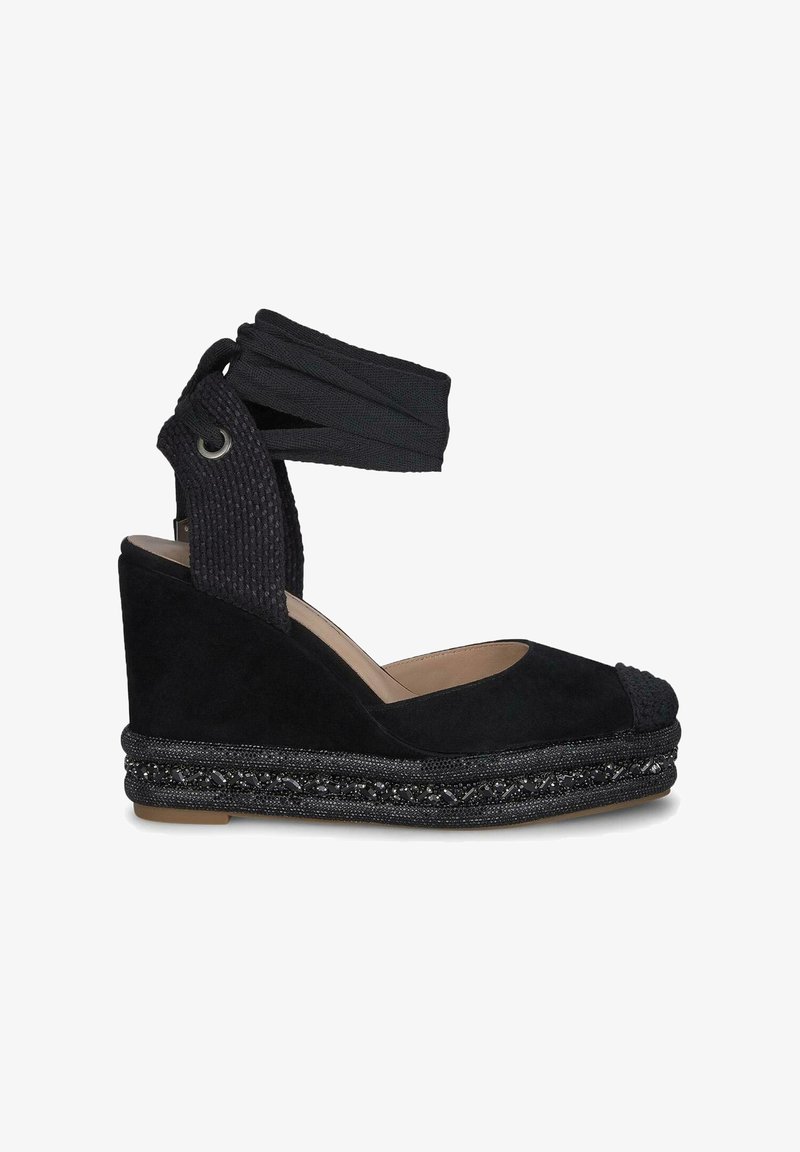 Czarne espadryle na koturnie z teksturowanej zamszowej cholewki, z zakrywającym paskiem na kostce z tkaniny oraz plecionym, koralikowym detalem w śródstopiu.