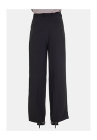 Pantaloni neri a gamba larga con vita alta, motivo a righe sottili e due tasche posteriori. Realizzati in tessuto liscio con una vestibilità sartoriale.