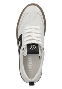 Baskets blanches avec accents noirs, tige en synthétique lisse, bout arrondi, lacets blancs et semelle extérieure texturée marron. Logo sur la languette.