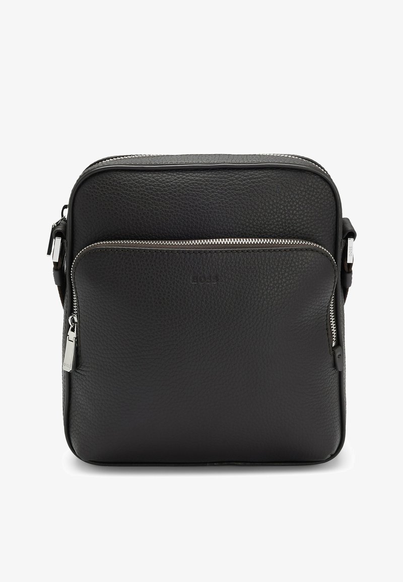 Borsa a tracolla nera in pelle con finitura testurizzata, dotata di una tasca frontale e hardware argentato, inclusi una chiusura con zip e dettagli sulla tracolla.