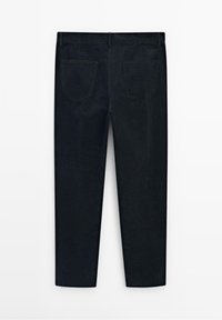 Svarta bomullsbukser med rak ben-design, utrustade med två bakfickor och en slät yta, visade från bakvyn.