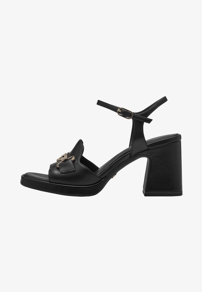 Sandale en cuir noir à talon bloc avec boucle sur la bride de cheville et détail décoratif de boucle métallique sur la bride avant.