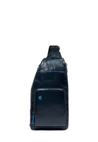 Borsa a tracolla in pelle blu navy con forma diagonale, tasca frontale con zip, dettagli blu, tracolla regolabile e logo in rilievo. Texture liscia.