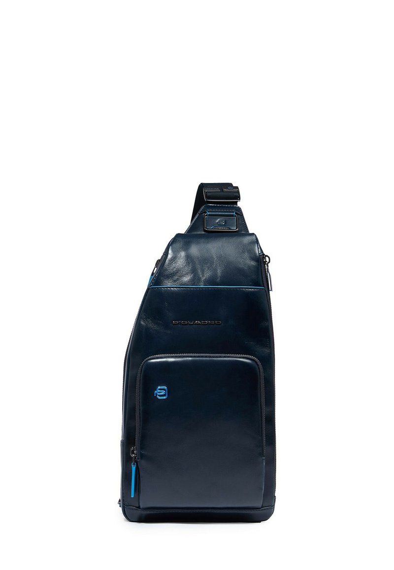 Borsa a tracolla in pelle blu navy con forma diagonale, tasca frontale con zip, dettagli blu, tracolla regolabile e logo in rilievo. Texture liscia.