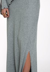 THE-ARE CON ABERTURAS - Falda larga - gris