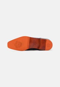 Suola di scarpa da dress in pelle marrone con una sezione in gomma arancione, caratterizzata da un logo inciso, design piatto e dettagli di cucitura rinforzati.