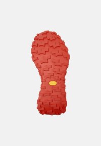 Sole in gomma rossa con scanalature profonde per una migliore aderenza. Presenta un logo Vibram giallo e la taglia "42" impressa sulla superficie.