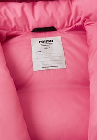 Wnętrze różowej pikowanej kurtki, z metką z logo "reima", rozmiar 128/8Y oraz gładką, trwałą fakturą materiału.