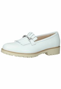 Hvide læderslippers med frynse-detalje og sølvhardware, udstyret med en struktureret sål og en robust beige ydersål. Klassisk design.